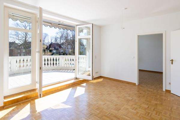 Wohnzimmer mit Zugang zum Balkon