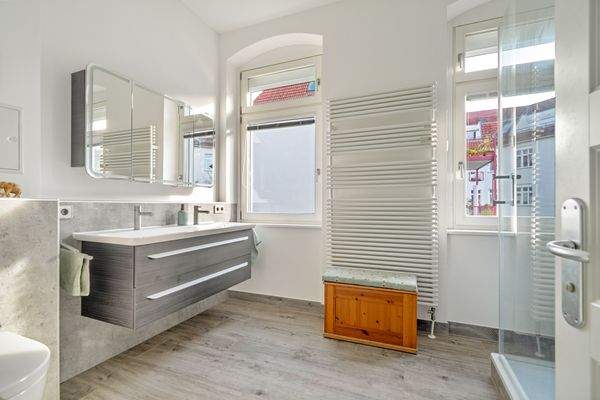 Badezimmer mit Dusche im OG