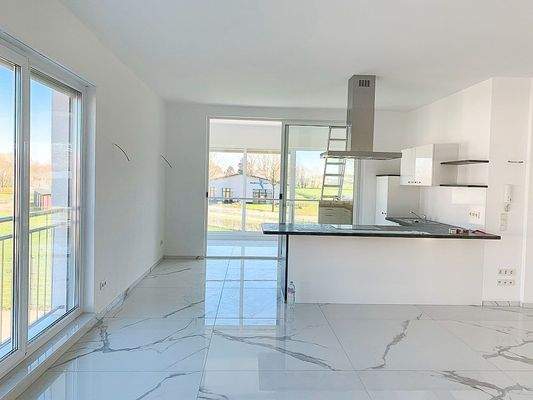 Modernes Wohnzimmer mit Küche 