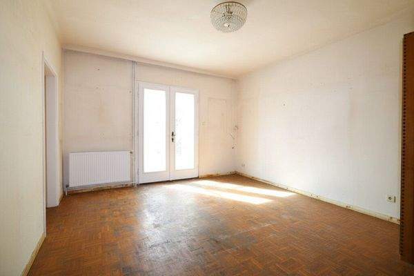 Wohnzimmer mit Zugang zum Wintergarten und in den Garten