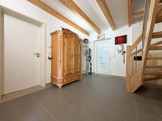 EG Diele: Großzügiger Eingangsbereich bietet Platz für Garderobe und Empfang