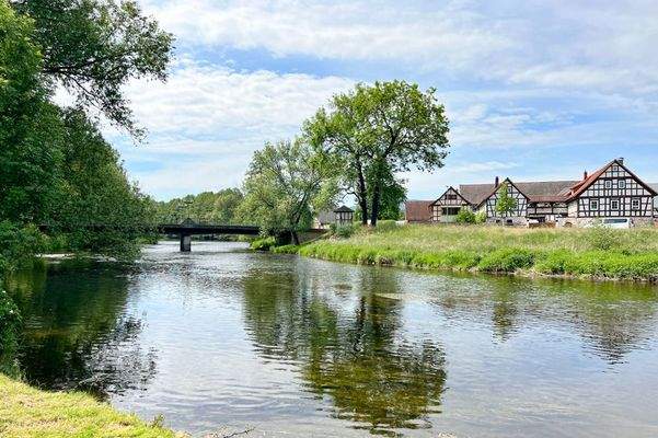 Ausbauobjekt (in dre Mitte hinter Bäumen versteckt) am Saaleufer