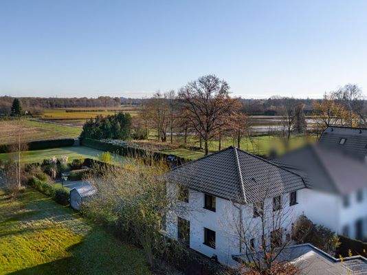 Luftaufnahme mit Blick in die angrenzenden Felder