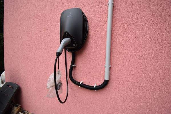 23 E-Ladestation Auto.JPG