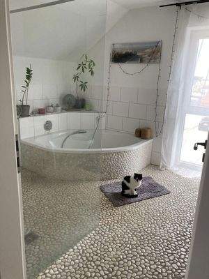 Bad mit offenem Duschbereich