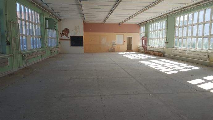 Halle innen mit separatem Büroraum