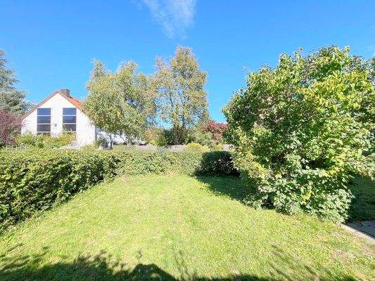 Großer sonniger Süd- und West-Garten