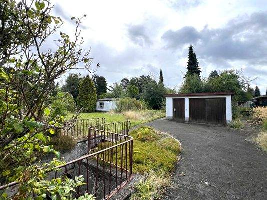 Grundstück und Kellertreppe rechts