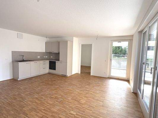 Wohn-/Essbereich mit Blick auf Einbauküche