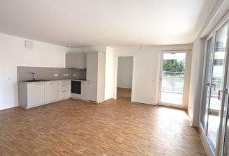 Wohn-/Essbereich mit Blick auf Einbauküche