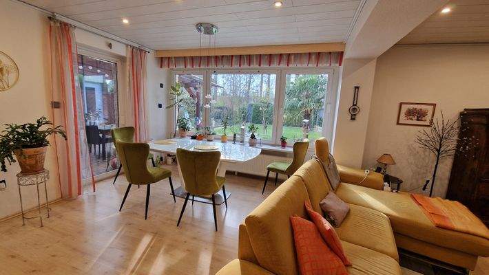 Panoramafenster mit Gartenblick 