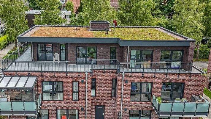 Die umlaufende Dachterrasse bietet einen tollen Panoramablick