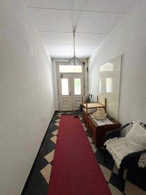 Eingangsbereich, welcher den Glanz der früheren Zeiten zeigt