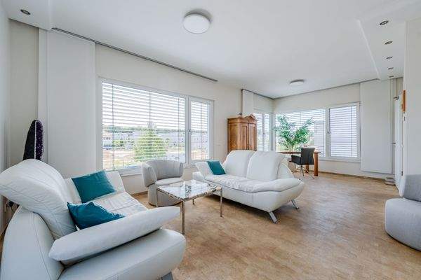 Light-flooded living area on the upper floor