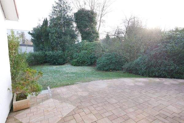 Blick von der Terrasse in den Garten.JPG