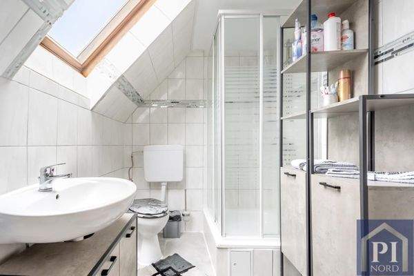 Badezimmer im Erdgeschoss mit Fußbodenheizung