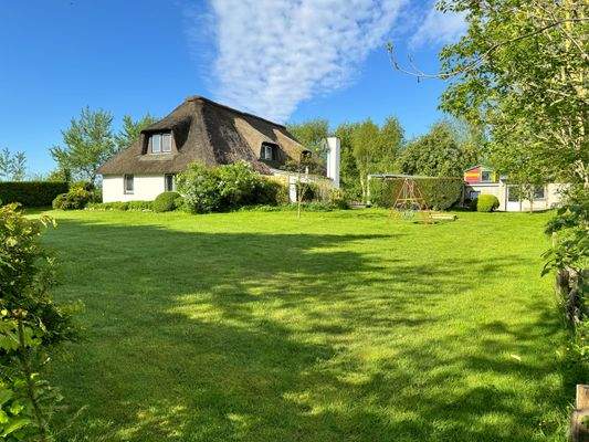 Sehr gepflegter und großer Garten