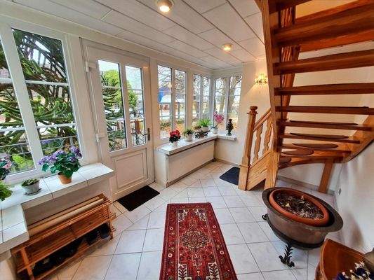 Windfang mit Zugang zum Dachgeschoss