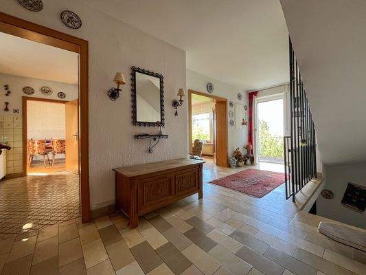 Charmanter Eingangsbereich im Stil der 1960er Jahre mit durchgängigem Treppenhaus vom Souterrain bis ins Dachgeschoss