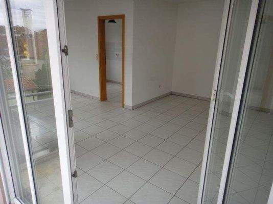 Balkonblick ins Zimmer, links Türe zur Küche