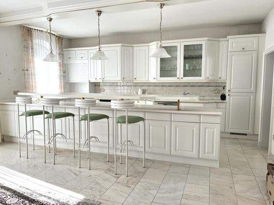 viel Platz für Ihre Kochideen... die Komfortküche mit Theke und Hocker