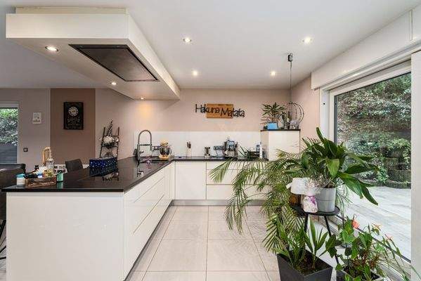 Lichtdurchflutete Designerküche mit Deckenhaube 