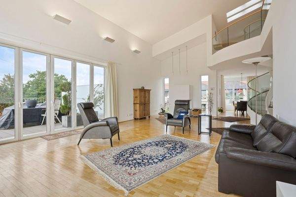 Wohnbereich mit Zugang zur Dachterrasse