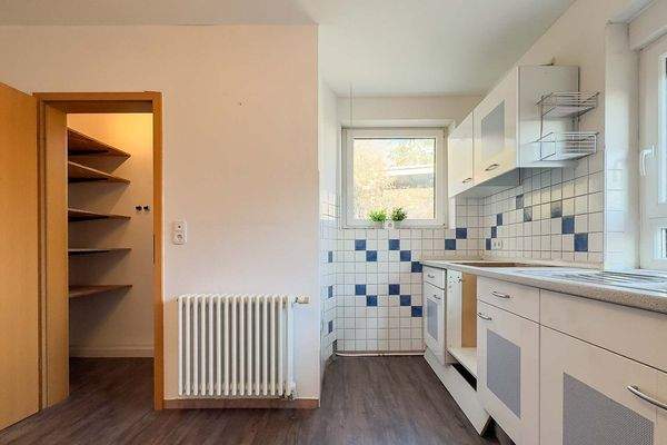 Küche mit Speisekammer EG