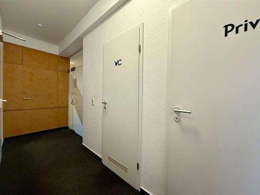 Flur mit WCs (gemeinsam mit Nachbarpraxis)