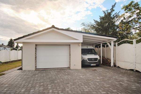 Die Garage mit Carport.jpg