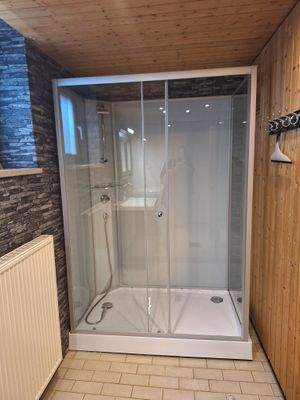 Dusche Saunabereich.jpg