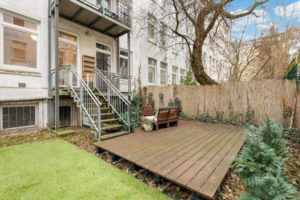 Großer Garten mit Terrasse