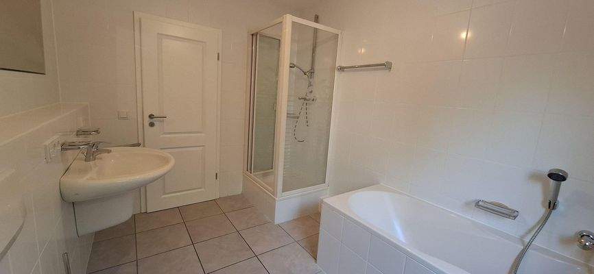 zweites Badezimmer EG