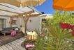 Teilweise überdachte Terrasse zwischen Erdgeschoss und Obergeschoss