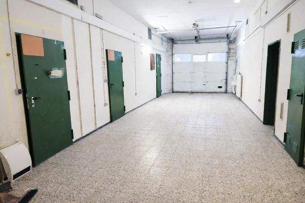 Tiefgarage mit Zugang zu Büro und Lagerräumen