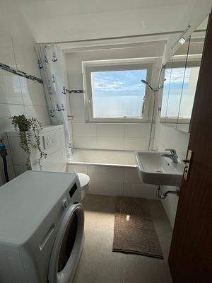 Helles Badezimmer mit Fenster