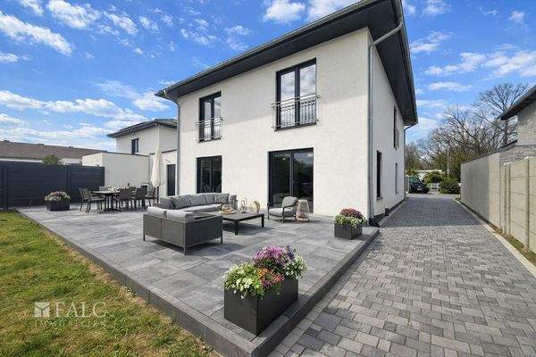 „Großzügige Terrasse zur freien Gestaltung, visualisierte Bepflanzung und Pflasterung der Seiteneinfahrt.“