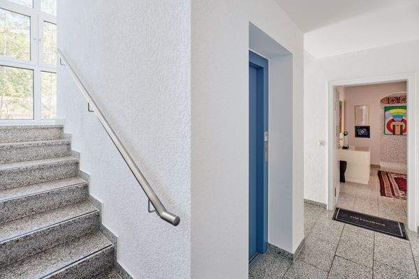 Treppenhaus mit Aufzug