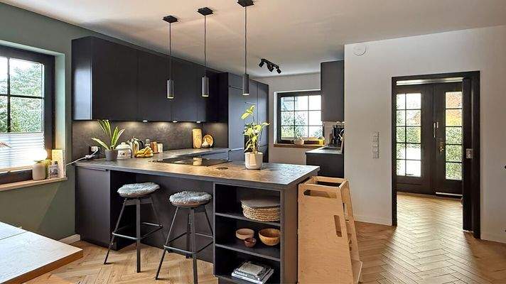 Wohn-/Essbereich (offene Einbauküche)