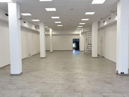 großer Verkaufsraum