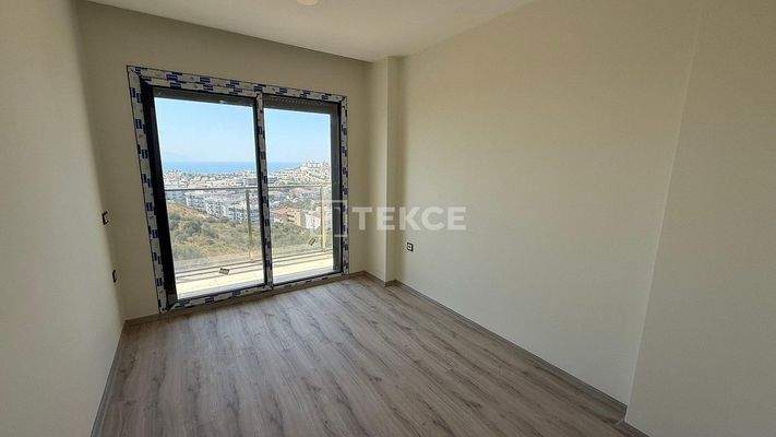 Sea-View Apartment in a Complex with Pool in Kuşadası