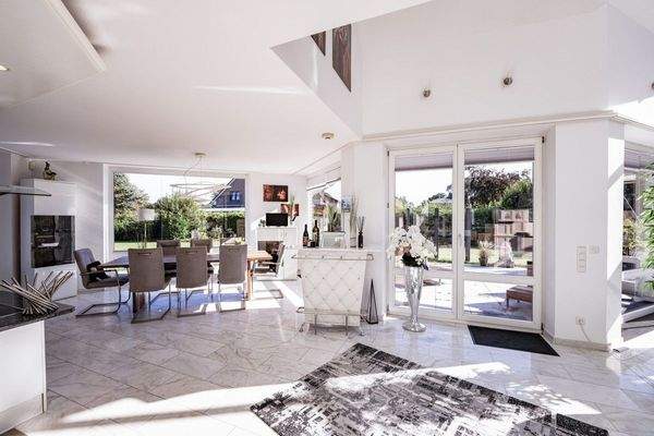 Der Blick zum Essbereich und der Terrasse