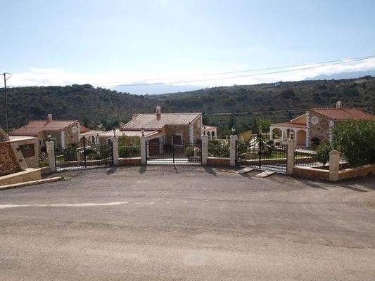 3 Luxusvillen mit Pool in Douliana