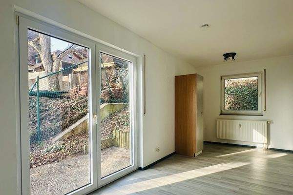 hell und einladend mit Zugang zur Terrasse