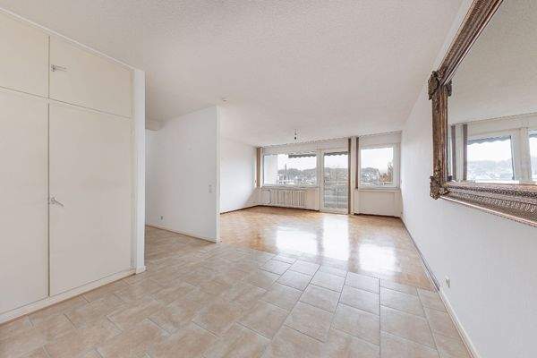 Diele mit offenem Wohnraum und Loggia