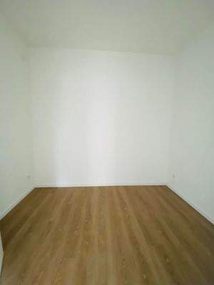 Leeres Zimmer mit Holzboden