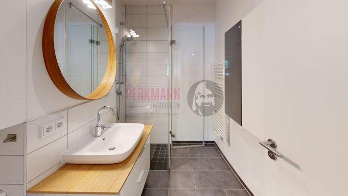 innenliegendes Badezimmer mit Waschmaschinenanschluss