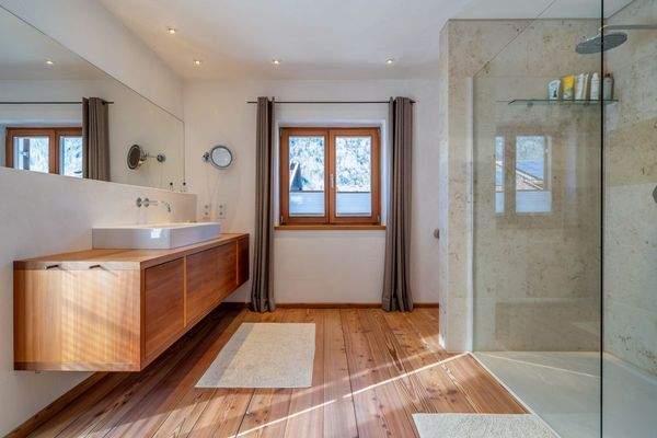 Natürliche Materialien im Masterbad