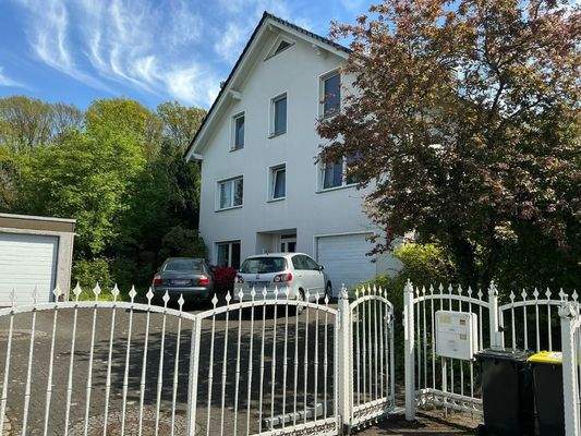 Front mit Garagen und Außenstellplatz