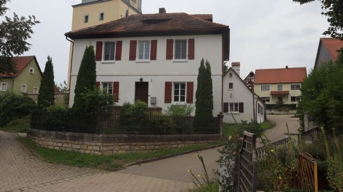 Saniertes ehemaliges Pfarr- und Lehrerhaus mit Garten provisionsfrei, freistehend im Zentrum von Schwimbach. Keine Makleranfragen!